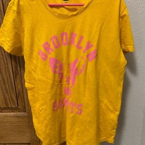 Girl’s old navy tee!